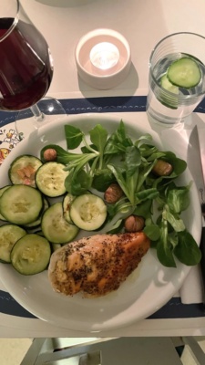 Stekt Kyckling Med Rostad Zucchini, Rostade Kastanjer Och Machésallad